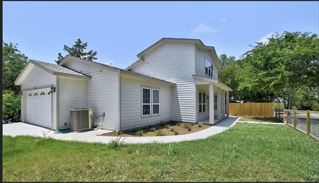 210 Cottage St in Seguin, TX - Building Photo - Building Photo