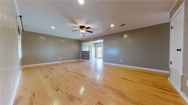 8251 W Sh-21 in Bryan, TX - Building Photo - Building Photo