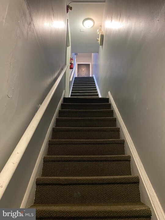 400-18 W Walnut Ln in Philadelphia, PA - Building Photo