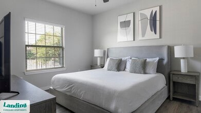 8200 Clarksprings Dr, Unit 3104 in Dallas, TX - Foto de edificio - Building Photo