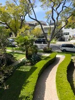 350 N Oakhurst Dr in Beverly Hills, CA - Building Photo