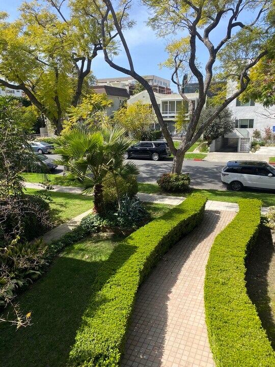 350 N Oakhurst Dr in Beverly Hills, CA - Foto de edificio