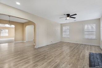 2228 W Huisache Ave in San Antonio, TX - Building Photo - Building Photo