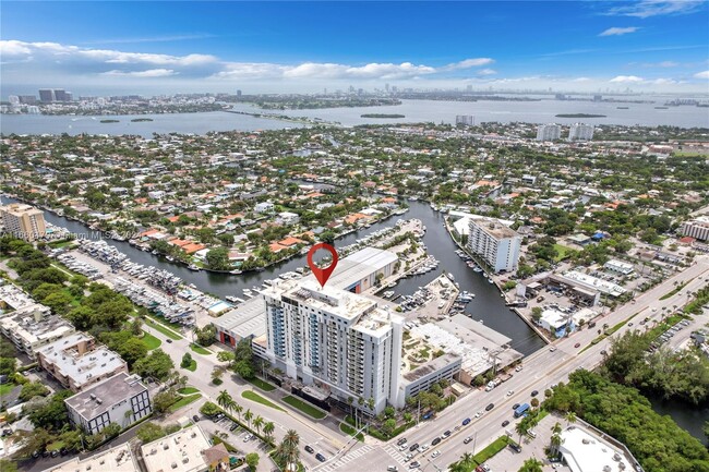 13499 Biscayne Blvd, Unit PENTHOUSE UPGRADED in North Miami, FL - Foto de edificio - Building Photo