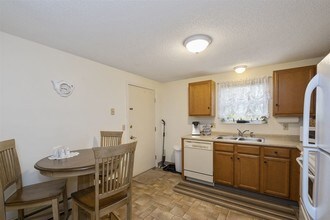 481 Merrimack St-Unit -4 in Manchester, NH - Foto de edificio - Building Photo