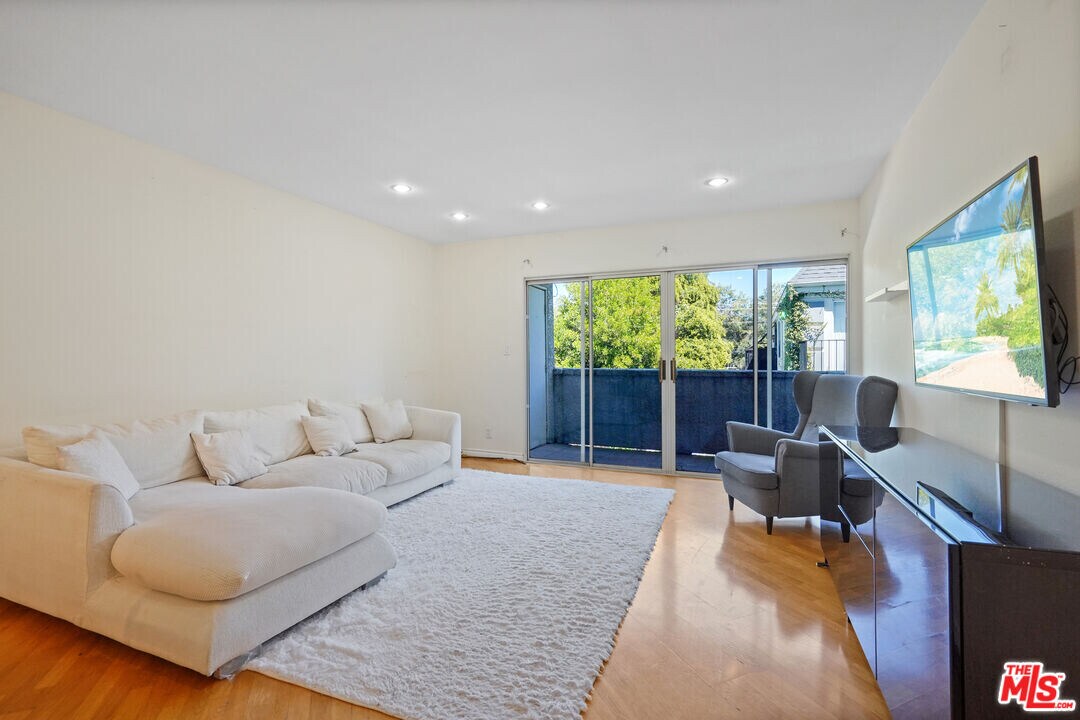 20134 Leadwell St-Unit -202 in Los Angeles, CA - Building Photo