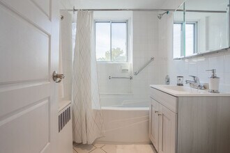 4840 Côte St-Luc in Montréal, QC - Building Photo - Building Photo