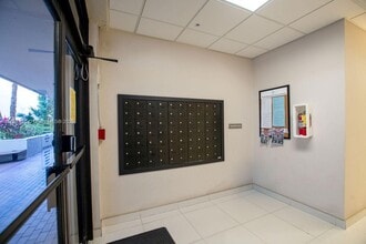 1621 Collins Ave in Miami Beach, FL - Building Photo - Building Photo