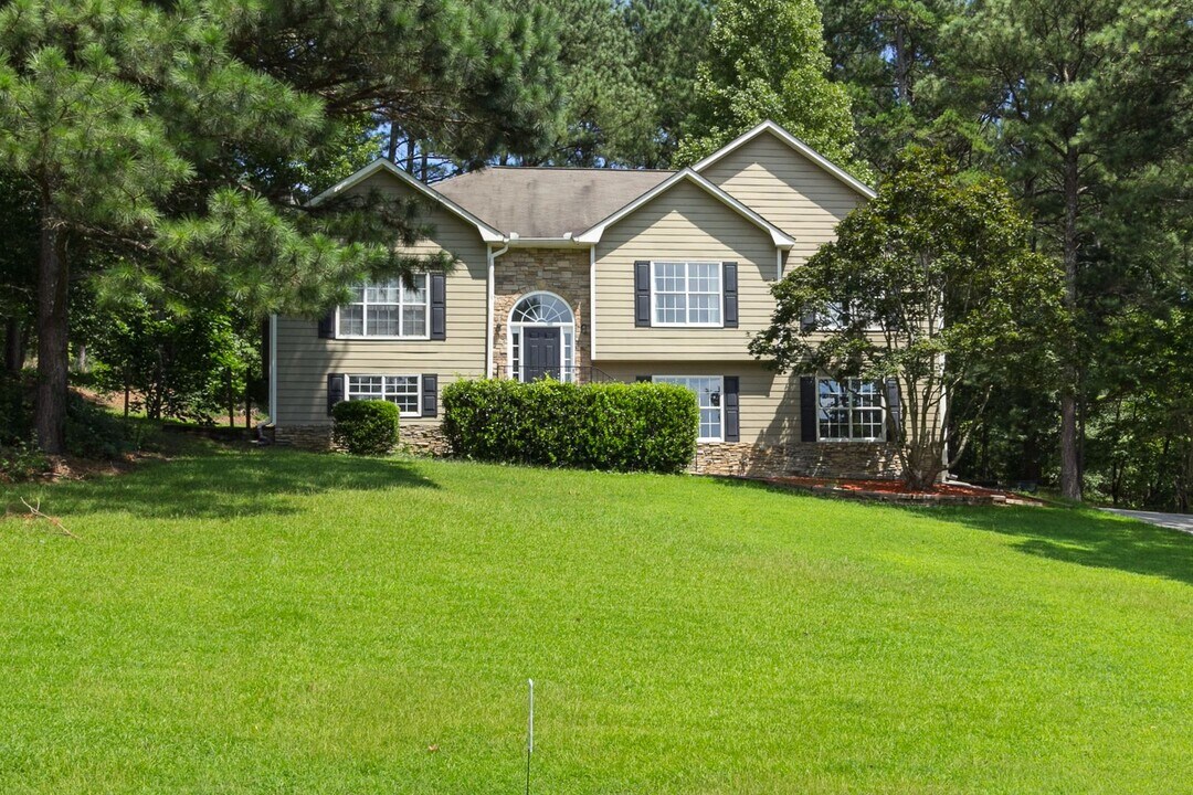 5485 Forest Falls Dr in Loganville, GA - Building Photo
