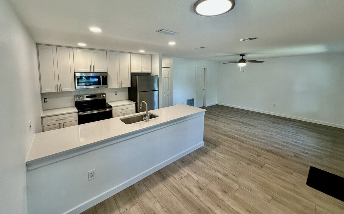 652 37th St N in St. Petersburg, FL - Foto de edificio