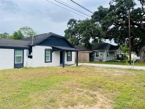 506 N Hackberry St in Sweeny, TX - Building Photo - Building Photo
