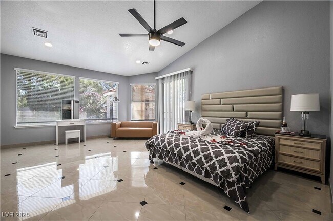 1400 Castle Crest Dr in Las Vegas, NV - Foto de edificio - Building Photo