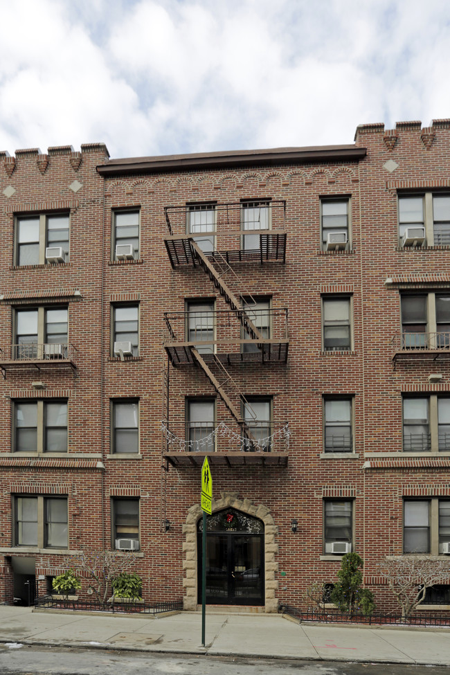 4548 42nd St in Sunnyside, NY - Foto de edificio - Building Photo