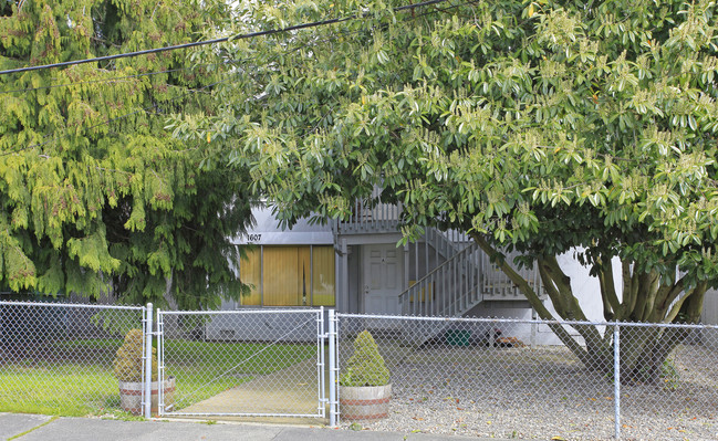 Chestnut Apartments in Everett, WA - Building Photo - Building Photo