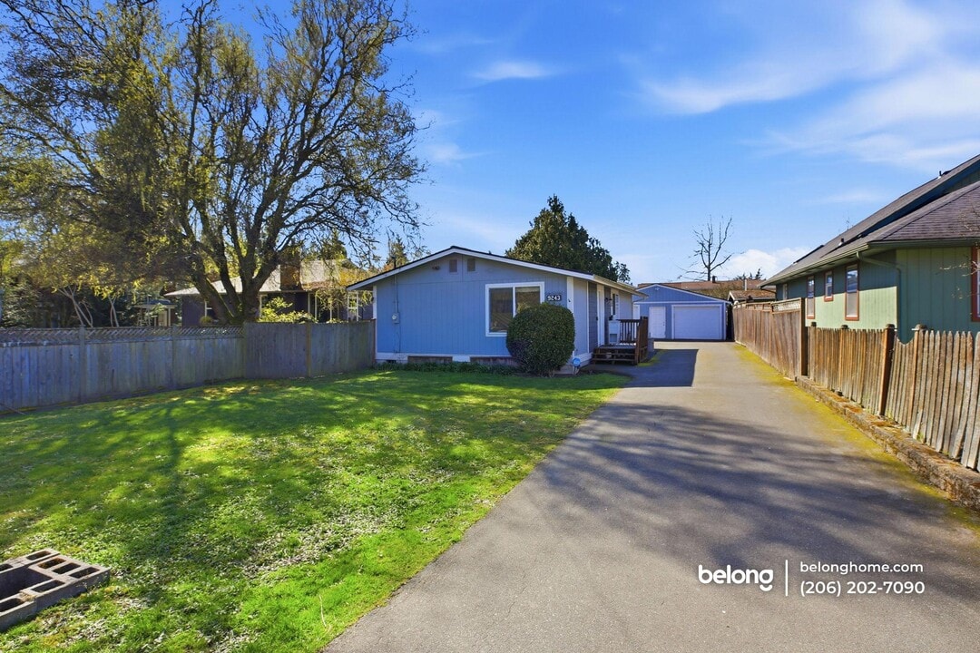 9243 Palatine Ave N in Seattle, WA - Foto de edificio