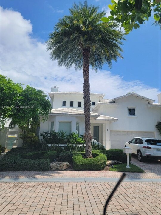 8 Turtle Walk in Key Biscayne, FL - Building Photo