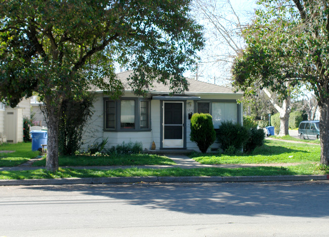 1273-1275 Humboldt St in Santa Rosa, CA - Foto de edificio - Building Photo