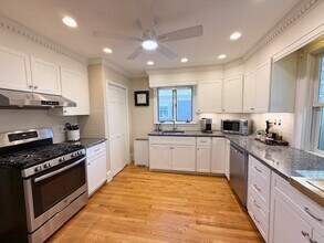 102 Floral St in Newton, MA - Building Photo - Building Photo