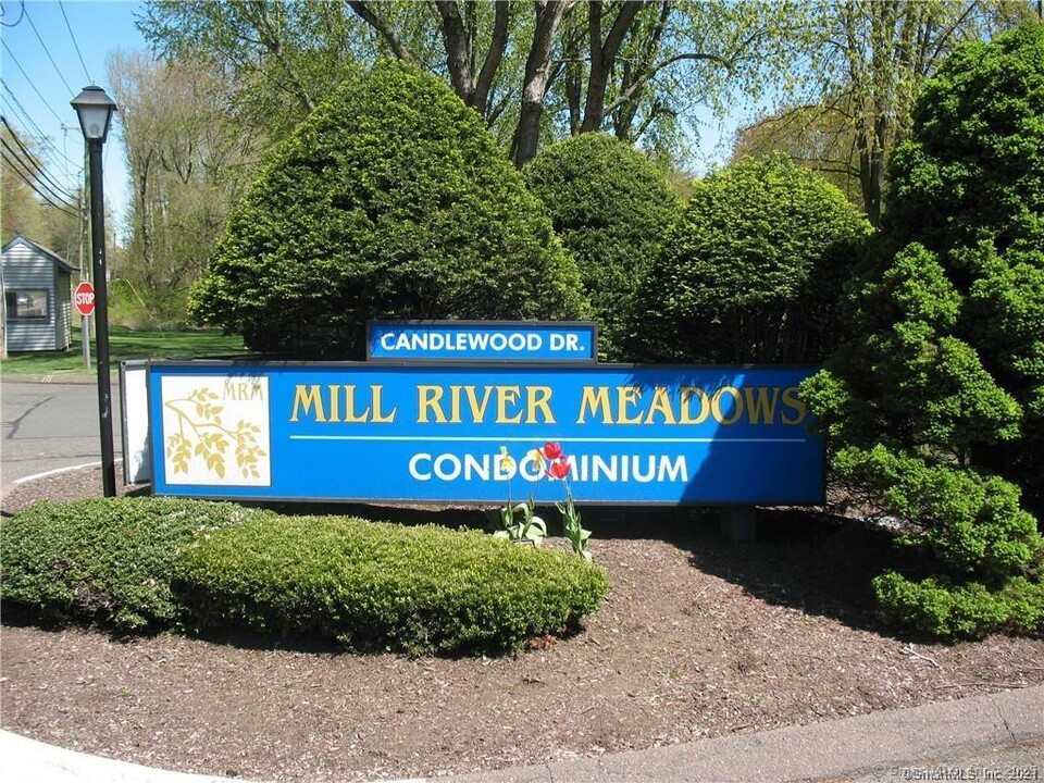 49 Candlewood Dr in South Windsor, CT - Building Photo