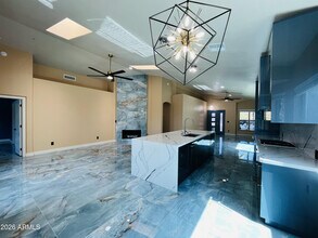 8709 E Gail Rd in Scottsdale, AZ - Building Photo - Building Photo