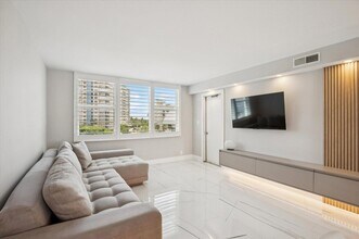 201 N Ocean Blvd in Pompano Beach, FL - Foto de edificio - Building Photo