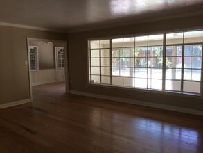 1274 W Monterey Ave in Stockton, CA - Foto de edificio - Building Photo