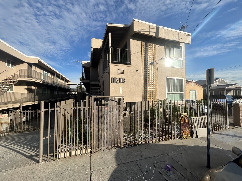 10208 S Inglewood Ave in Inglewood, CA - Building Photo