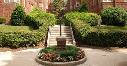 Spring Garden Apartments in Silver Spring, MD - Foto de edificio - Building Photo