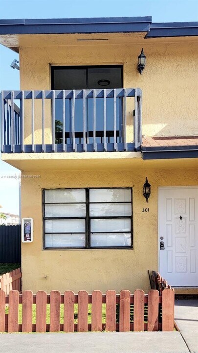 2221 W 52nd St in Hialeah, FL - Building Photo