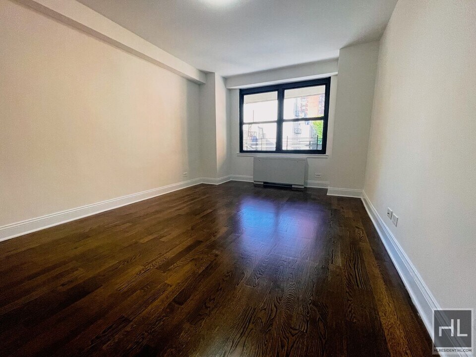 East 82nd Street in New York, NY - Building Photo