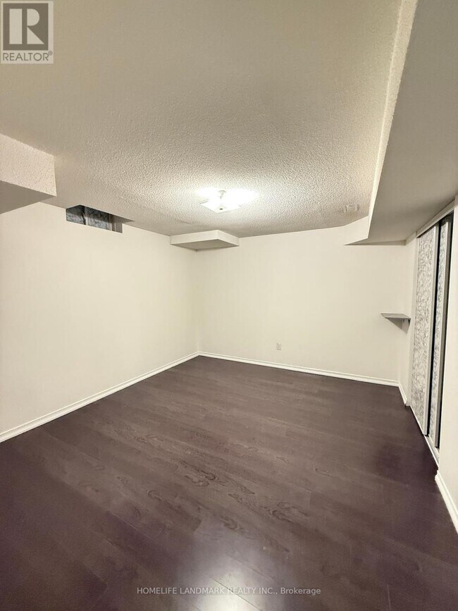 5932 Hemingway Rd in Mississauga, ON - Building Photo - Building Photo