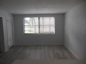 718 Executive Center Dr in West Palm Beach, FL - Building Photo - Building Photo