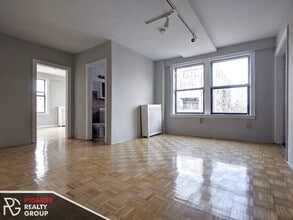 739 W Belmont Ave in Chicago, IL - Foto de edificio - Building Photo