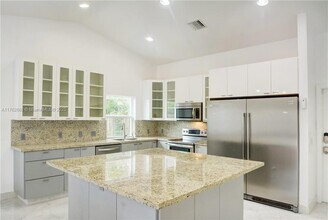 210 NE 2nd Ct in Dania Beach, FL - Building Photo - Building Photo