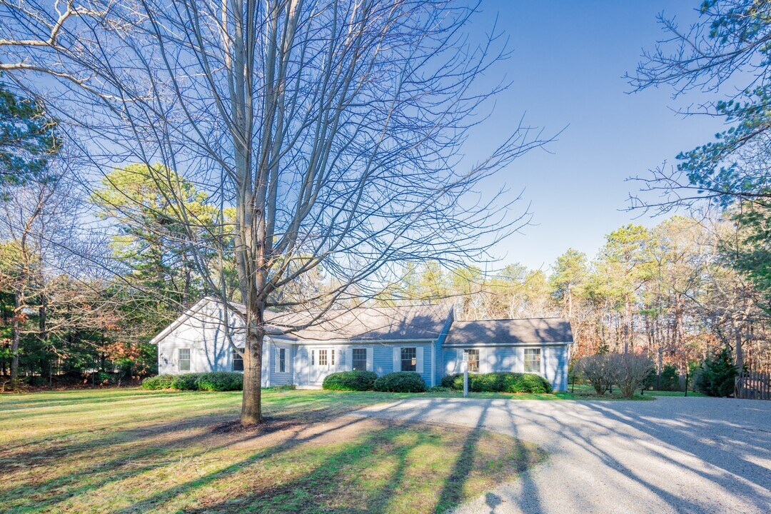 76 W Gate Rd in Wainscott, NY - Building Photo