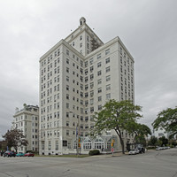 Cudahy Tower Apartments in Milwaukee, WI - Foto de edificio - Building Photo