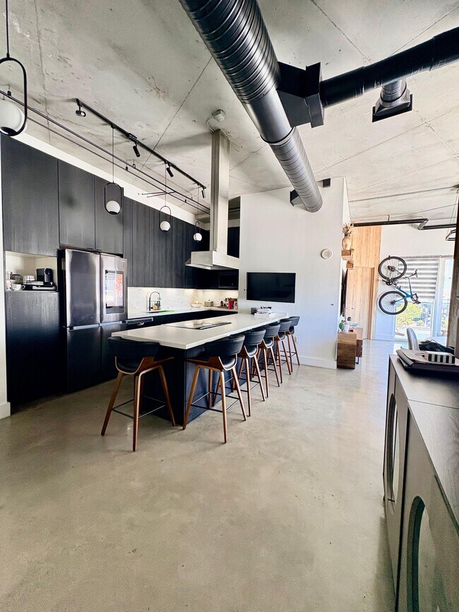 10 SW South River Dr, Unit 603 in Miami, FL - Foto de edificio - Building Photo