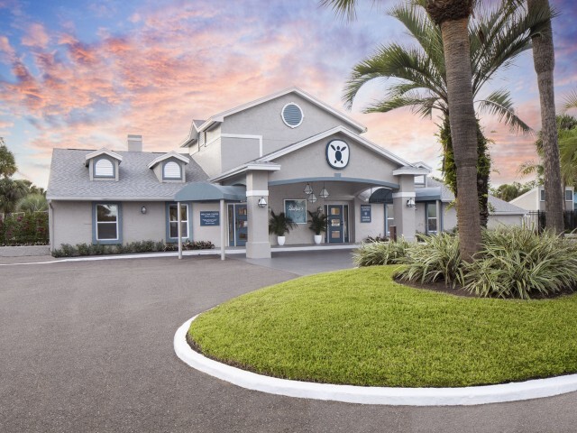 The Bahia Apartments in Tampa, FL - Foto de edificio