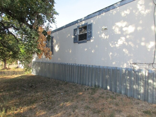 916 Iroquois Dr in Burnet, TX - Building Photo - Building Photo