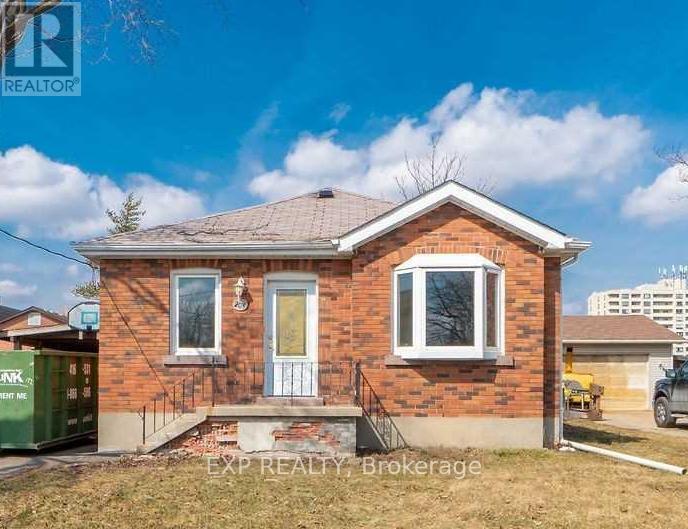 204 John St in Brampton, ON - Building Photo