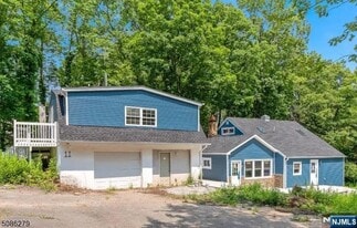 11 Longview Trail in Branchville, NJ - Building Photo