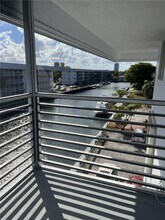 3750 NE 170th St, Unit 400 in North Miami Beach, FL - Foto de edificio - Building Photo