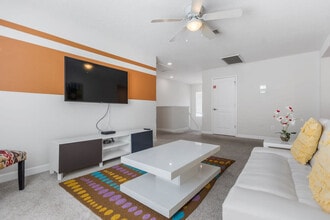 4743 Kings Castle Cir in Kissimmee, FL - Building Photo - Building Photo