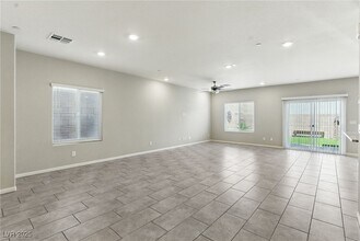 10766 Hickam Ave in Las Vegas, NV - Foto de edificio - Building Photo