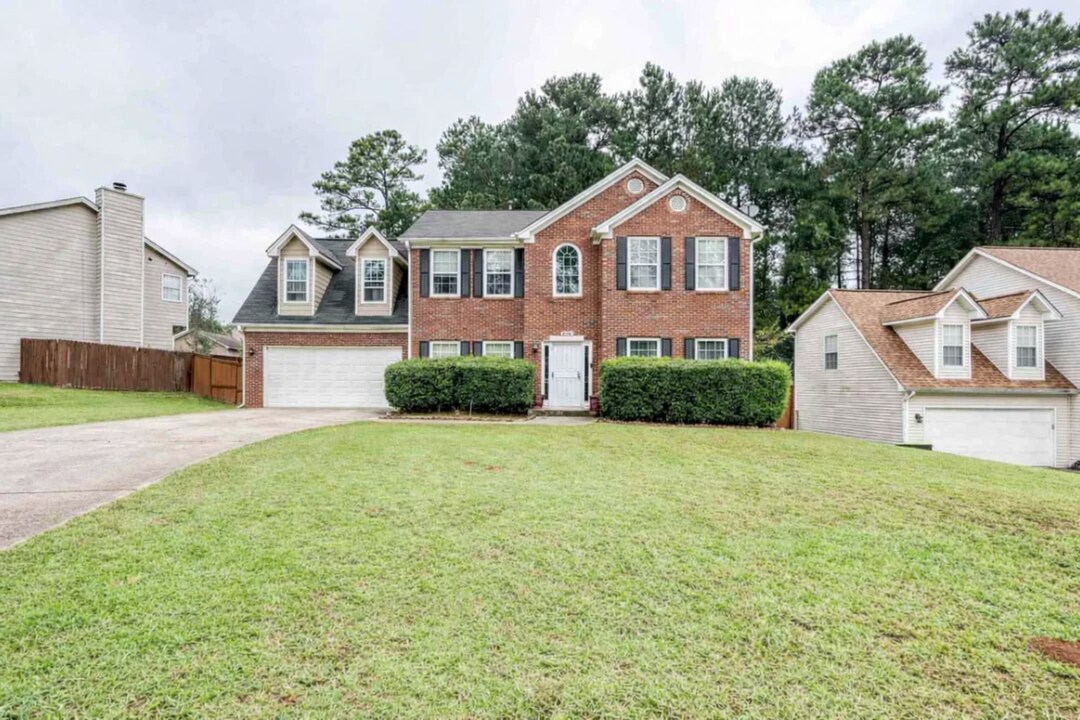 8546 Glendevon Ct in Riverdale, GA - Building Photo