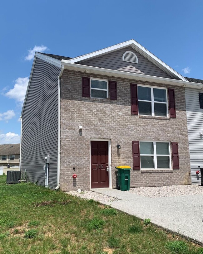 136 Delano Dr in Chambersburg, PA - Building Photo - Building Photo