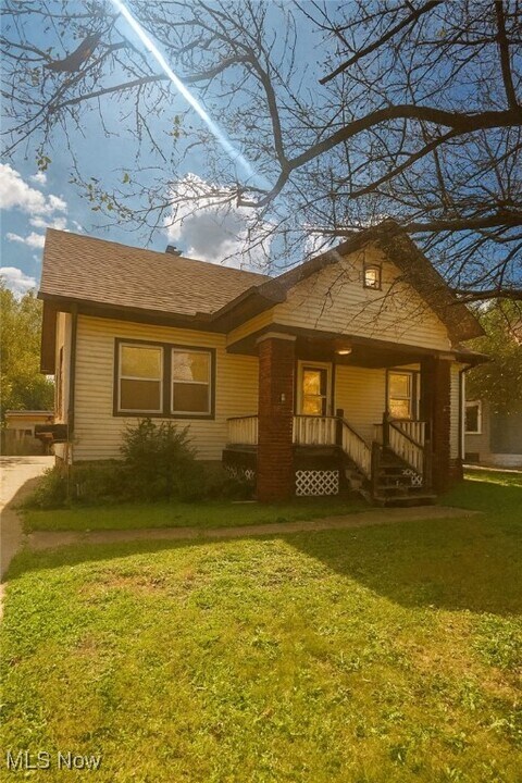 9504 Cardwell Ave in Cleveland, OH - Building Photo