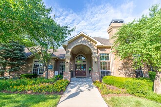 Crowne Chase Apartment Homes in Overland Park, KS - Foto de edificio - Building Photo