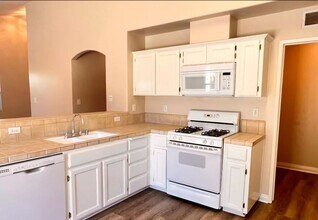 10711 Pinebrook Falls Dr in Bakersfield, CA - Building Photo - Building Photo