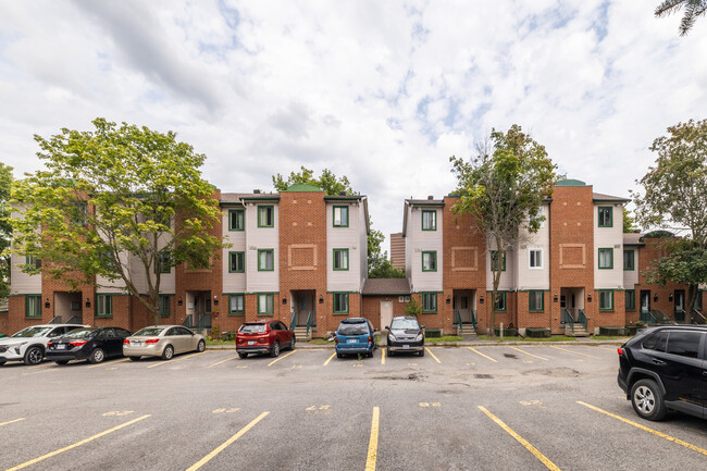 1 Desloges Pvt in Ottawa, ON - Building Photo - Building Photo